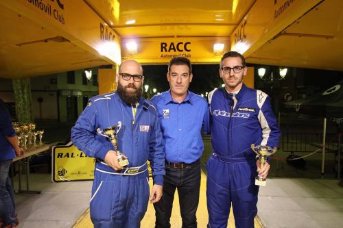 Joan Morros (esquerra) i Carles Planell (dreta) rebent el trofeu de guanyadors del Grup HL de les mans de Jaume Brunet (president de l'escuderia Costa Daurada).